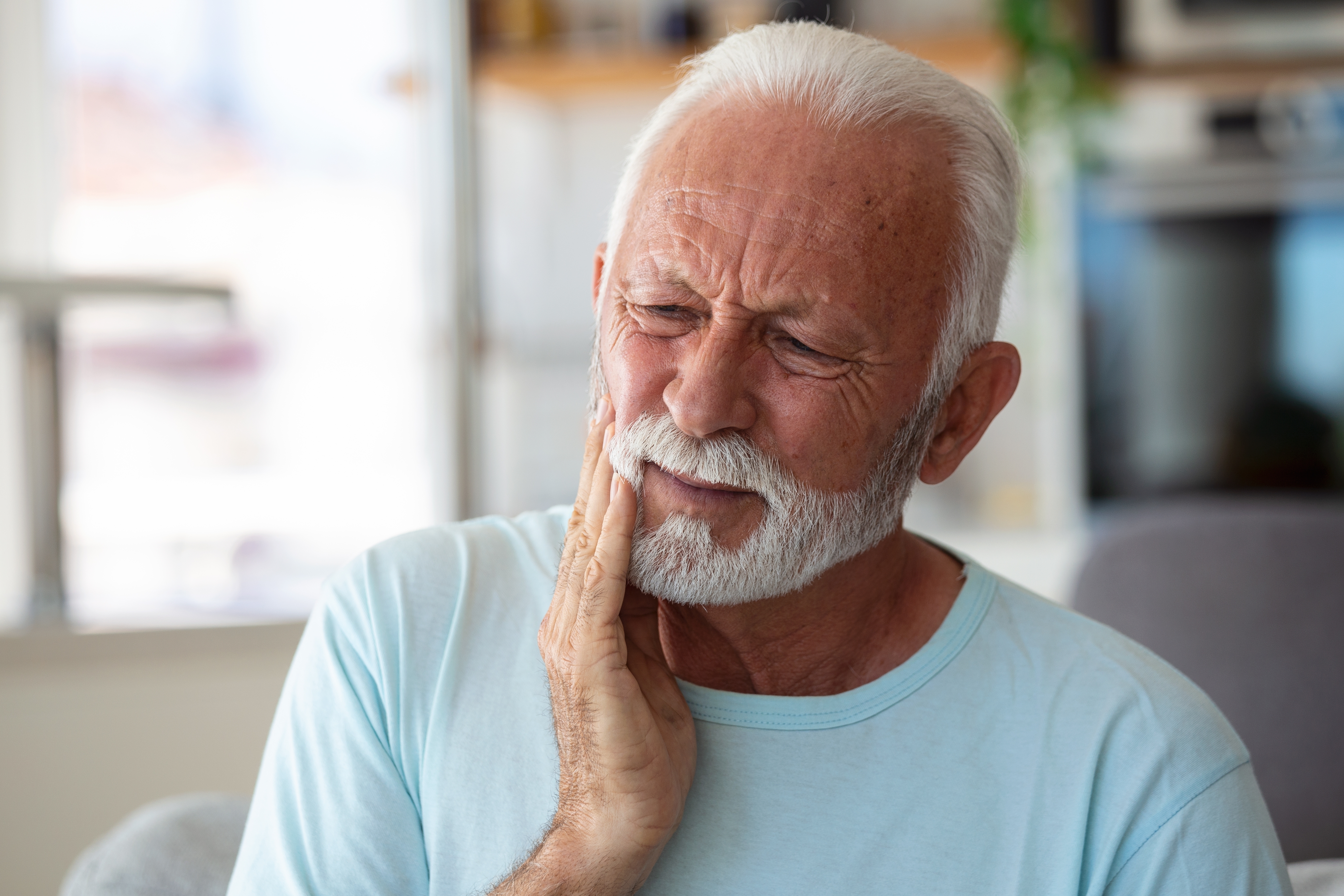older man with mouth pain looking for an emergency dentist in Jupiter, FL